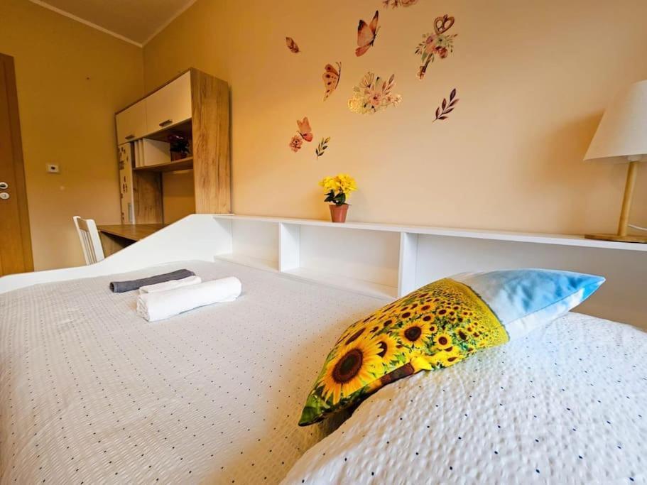 Apartment Family For 6, 10mins To Centre, Free Parking, Quiet Location, New Furniture, Balcony Prag