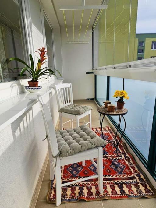 Family For 6, 10mins To Centre, Free Parking, Quiet Location, New Furniture, Balcony * Prag