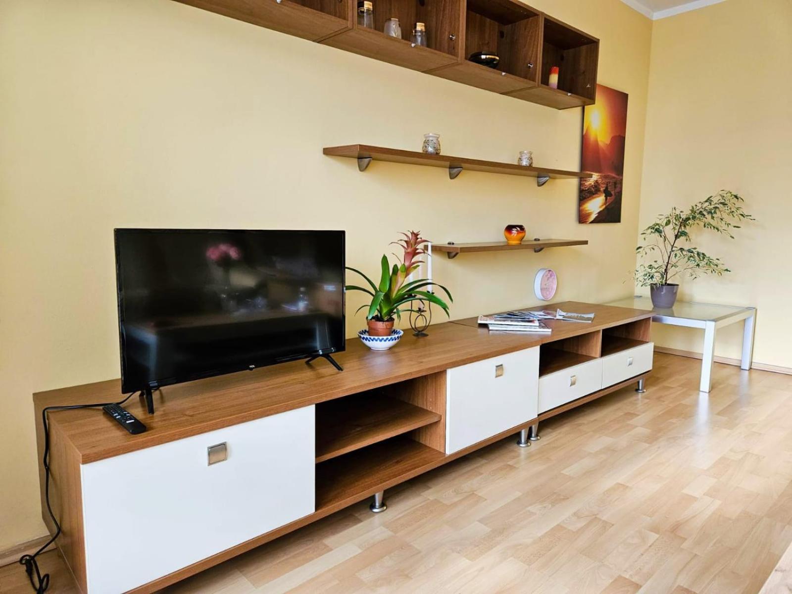 Family For 6, 10mins To Centre, Free Parking, Quiet Location, New Furniture, Balcony * Praga