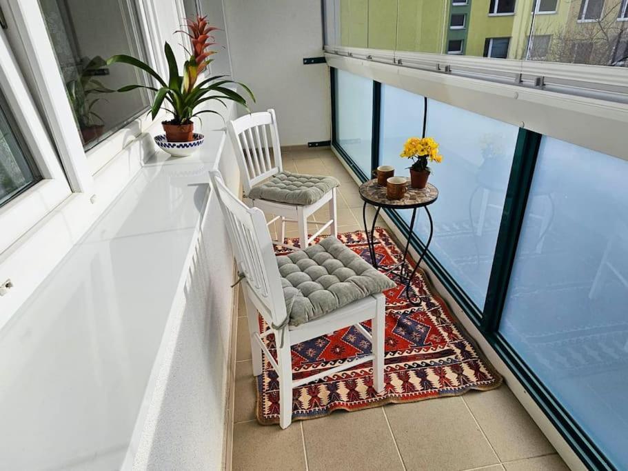 Family For 6, 10mins To Centre, Free Parking, Quiet Location, New Furniture, Balcony Apartamento Praga