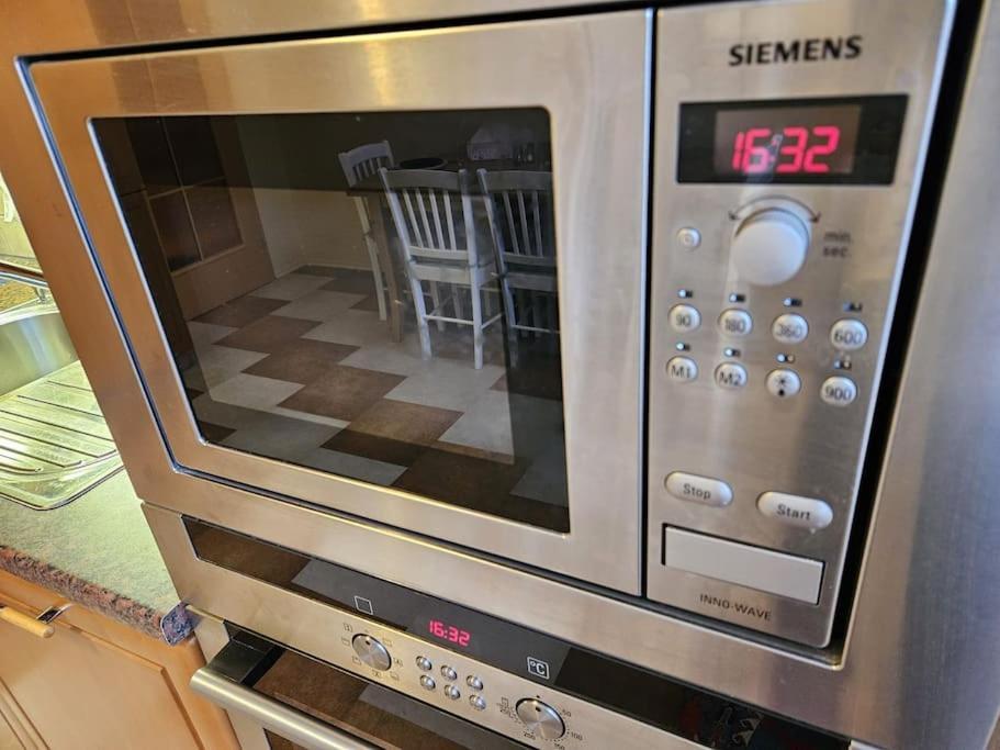 Family For 6, 10mins To Centre, Free Parking, Quiet Location, New Furniture, Balcony Praga
