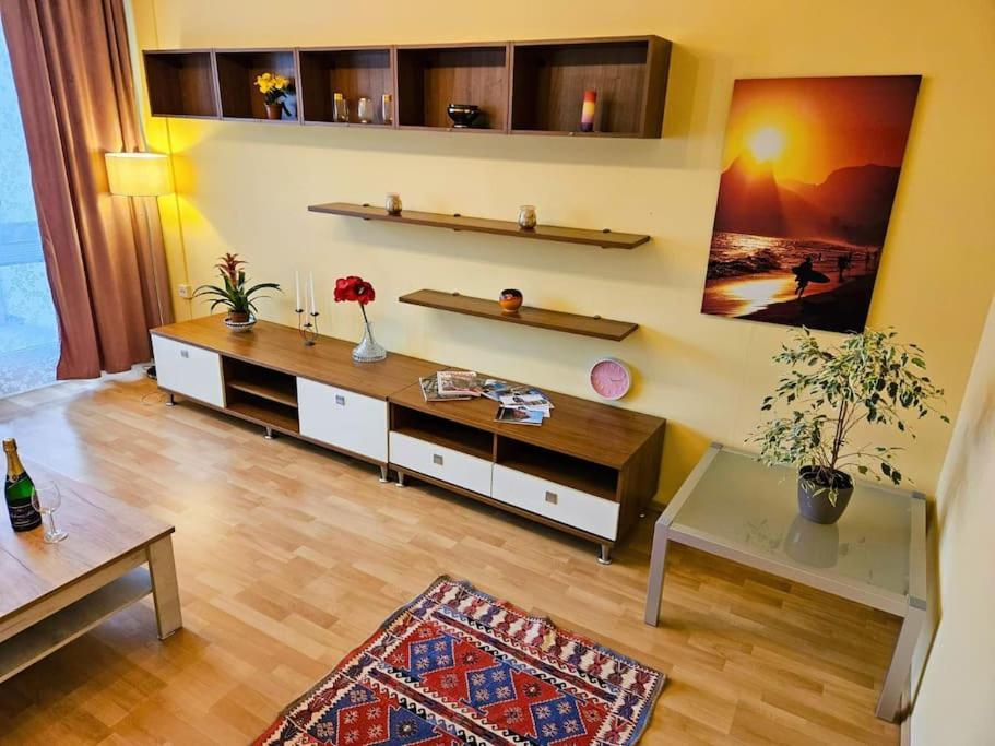 Family For 6, 10mins To Centre, Free Parking, Quiet Location, New Furniture, Balcony Apartamento *