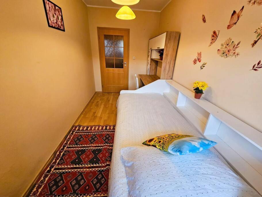 Apartamento Family For 6, 10mins To Centre, Free Parking, Quiet Location, New Furniture, Balcony Praga