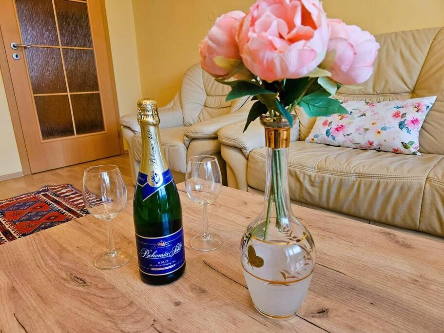 Family For 6, 10mins To Centre, Free Parking, Quiet Location, New Furniture, Balcony Apartamento *