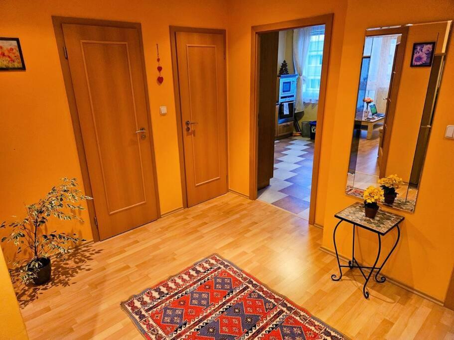 Apartamento Family For 6, 10mins To Centre, Free Parking, Quiet Location, New Furniture, Balcony