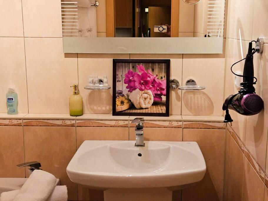 Apartamento Family For 6, 10mins To Centre, Free Parking, Quiet Location, New Furniture, Balcony Praga