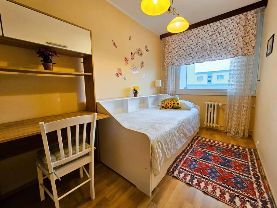 Family For 6, 10mins To Centre, Free Parking, Quiet Location, New Furniture, Balcony Praga