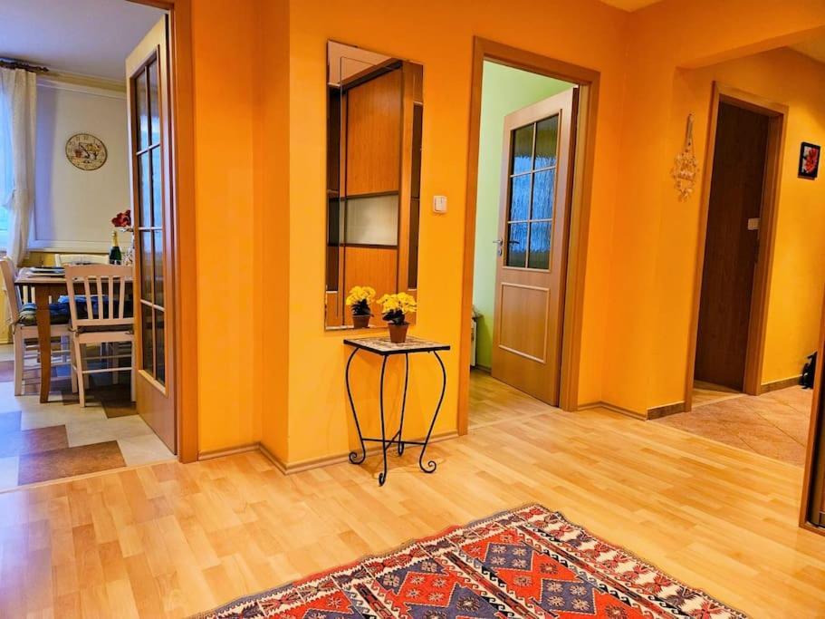 Family For 6, 10mins To Centre, Free Parking, Quiet Location, New Furniture, Balcony Praga