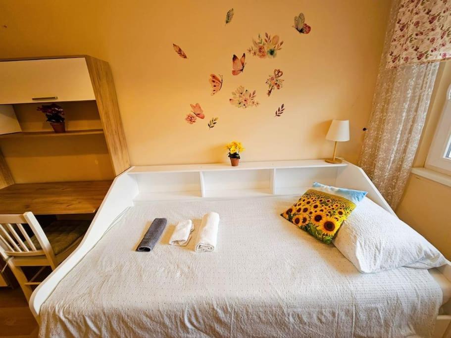 Family For 6, 10mins To Centre, Free Parking, Quiet Location, New Furniture, Balcony Apartamento