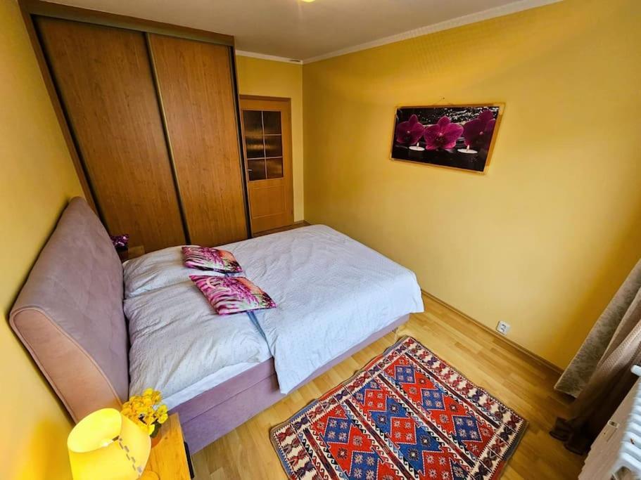 Family For 6, 10mins To Centre, Free Parking, Quiet Location, New Furniture, Balcony * Praga