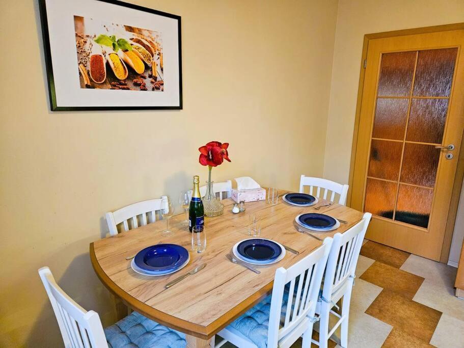 Apartamento Family For 6, 10mins To Centre, Free Parking, Quiet Location, New Furniture, Balcony Praga