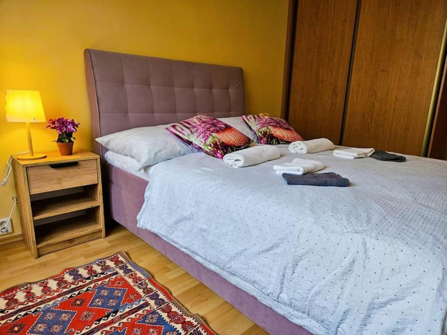 Family For 6, 10mins To Centre, Free Parking, Quiet Location, New Furniture, Balcony Apartamento