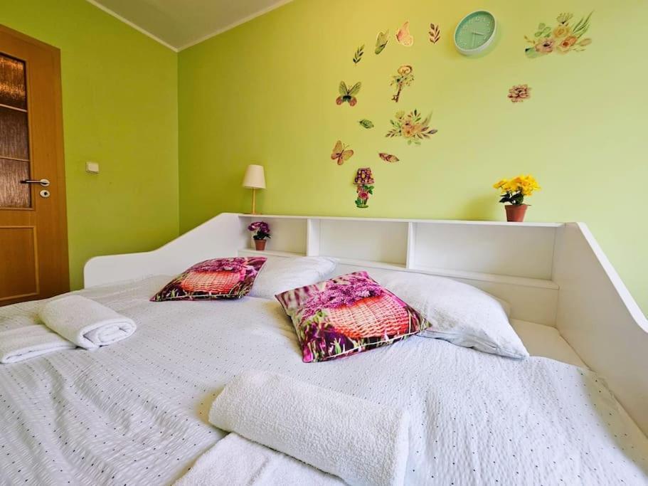 Family For 6, 10mins To Centre, Free Parking, Quiet Location, New Furniture, Balcony Apartamento *