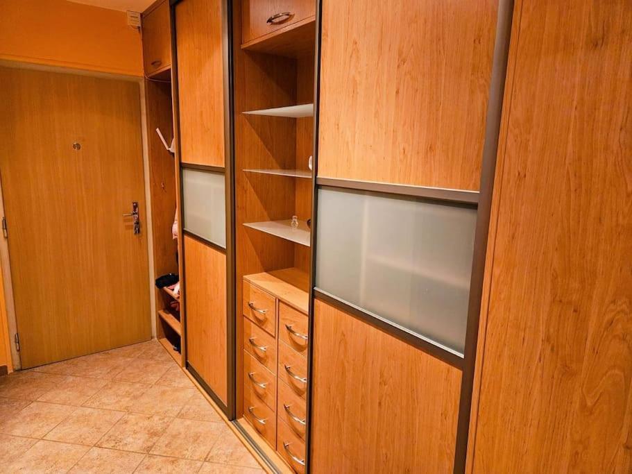 Apartamento Family For 6, 10mins To Centre, Free Parking, Quiet Location, New Furniture, Balcony