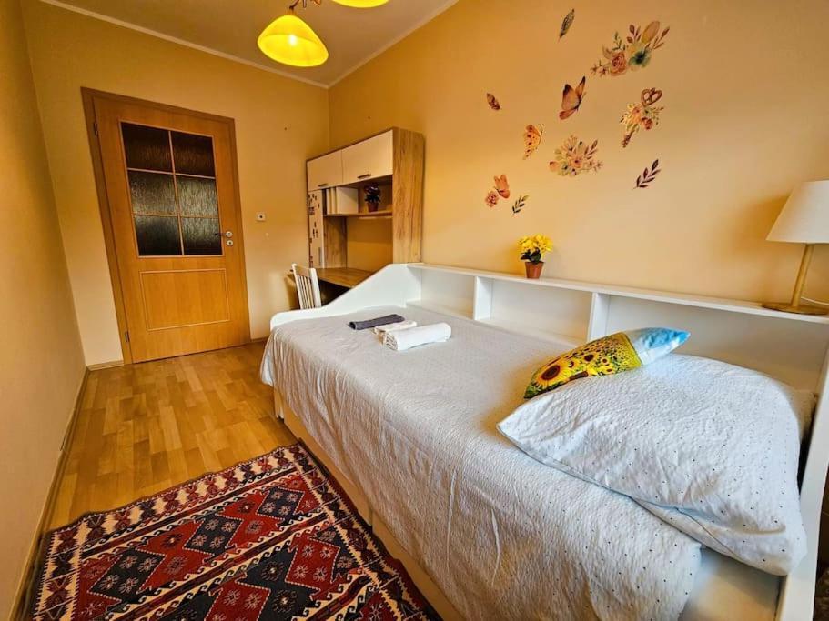Apartamento Family For 6, 10mins To Centre, Free Parking, Quiet Location, New Furniture, Balcony