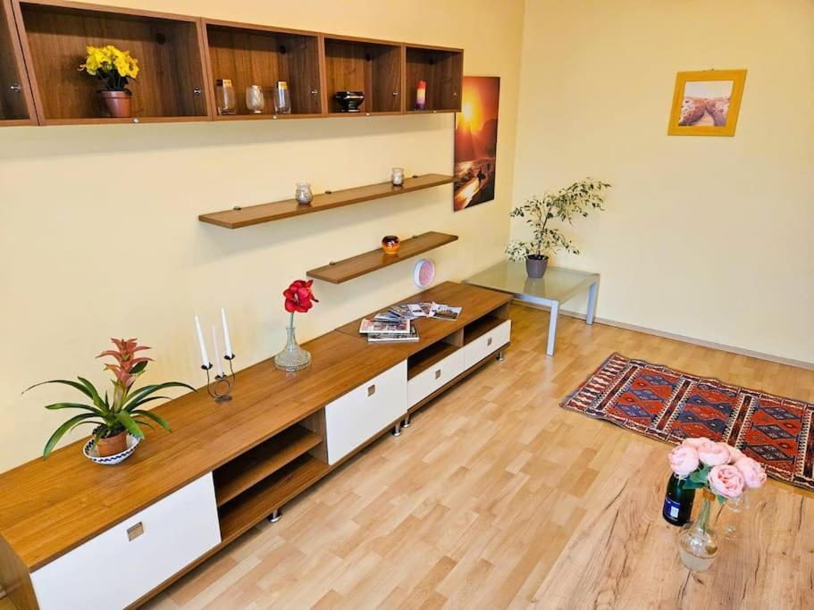 Family For 6, 10mins To Centre, Free Parking, Quiet Location, New Furniture, Balcony Praga