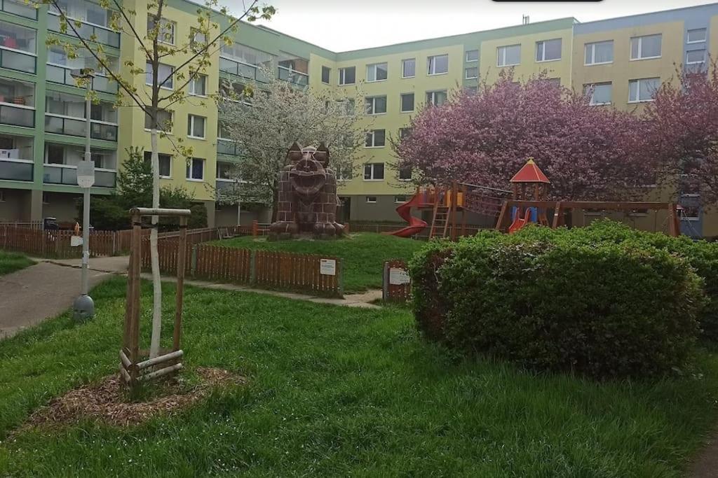 Family For 6, 10mins To Centre, Free Parking, Quiet Location, New Furniture, Balcony * Praga