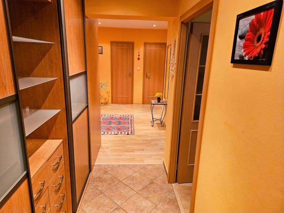 Family For 6, 10mins To Centre, Free Parking, Quiet Location, New Furniture, Balcony Apartamento Praga