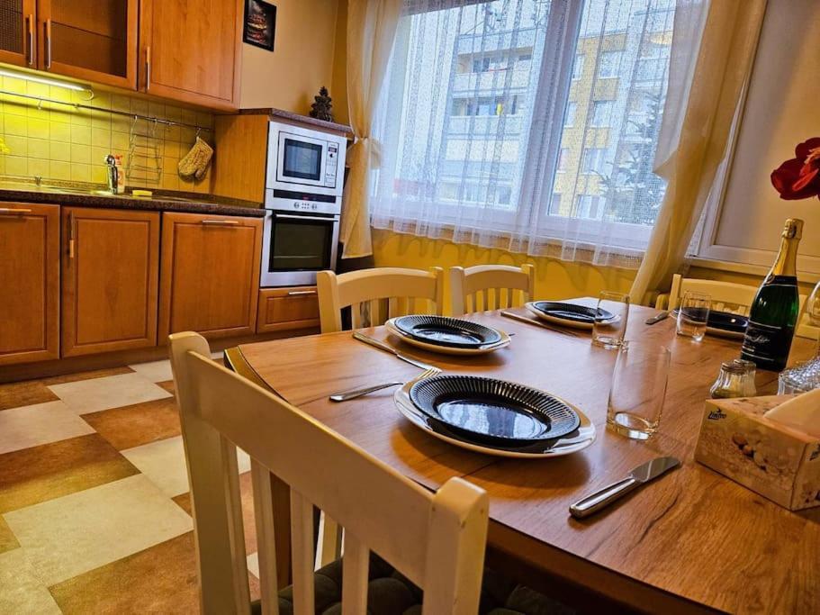 Family For 6, 10mins To Centre, Free Parking, Quiet Location, New Furniture, Balcony Praga