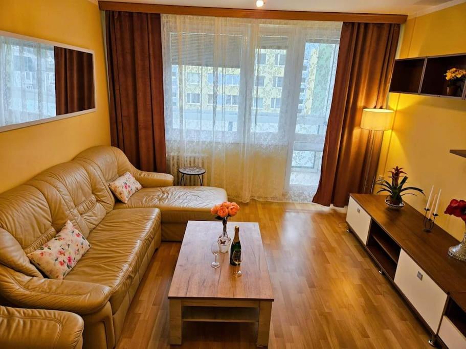 Apartamento Family For 6, 10mins To Centre, Free Parking, Quiet Location, New Furniture, Balcony