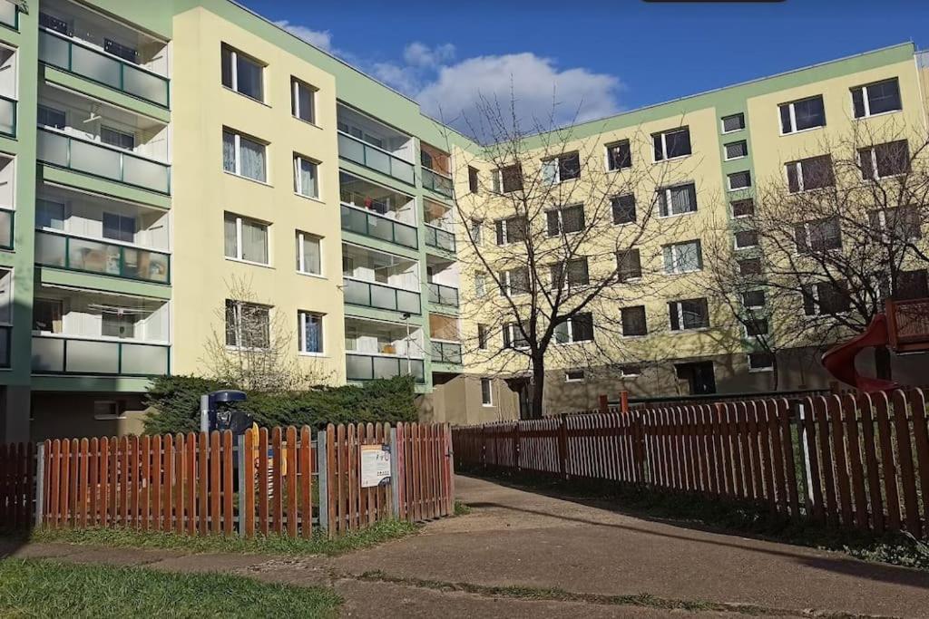 Family For 6, 10mins To Centre, Free Parking, Quiet Location, New Furniture, Balcony Apartamento