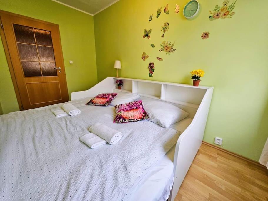 Apartamento Family For 6, 10mins To Centre, Free Parking, Quiet Location, New Furniture, Balcony *