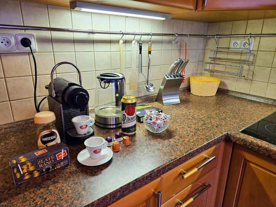 Apartamento Family For 6, 10mins To Centre, Free Parking, Quiet Location, New Furniture, Balcony Praga