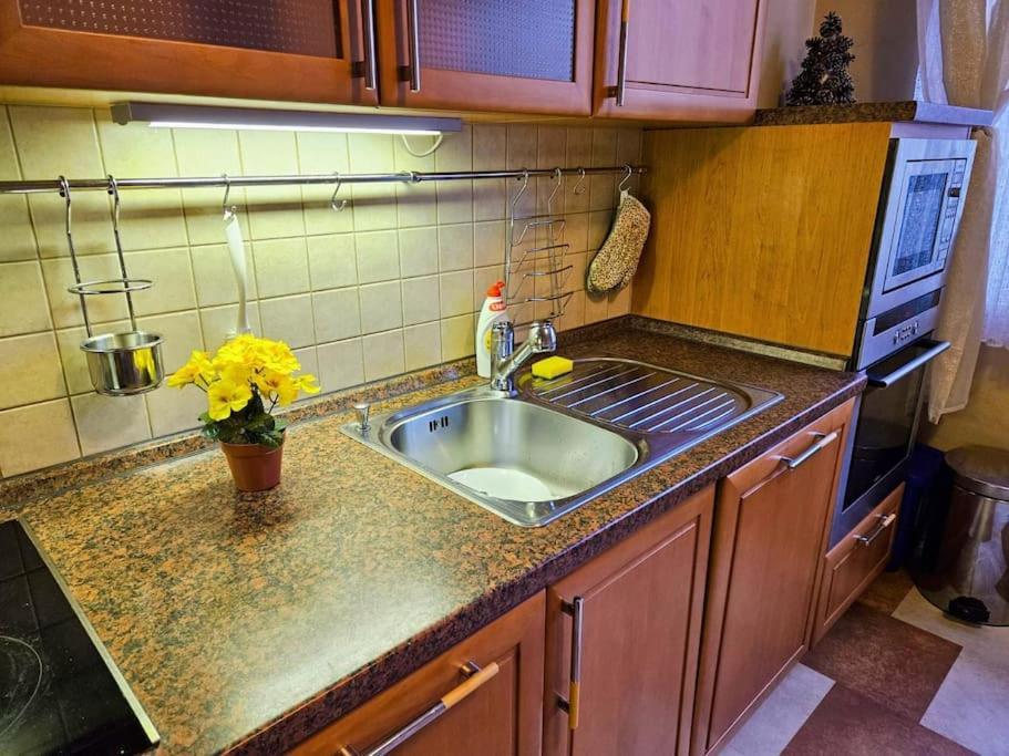 Family For 6, 10mins To Centre, Free Parking, Quiet Location, New Furniture, Balcony * Praga