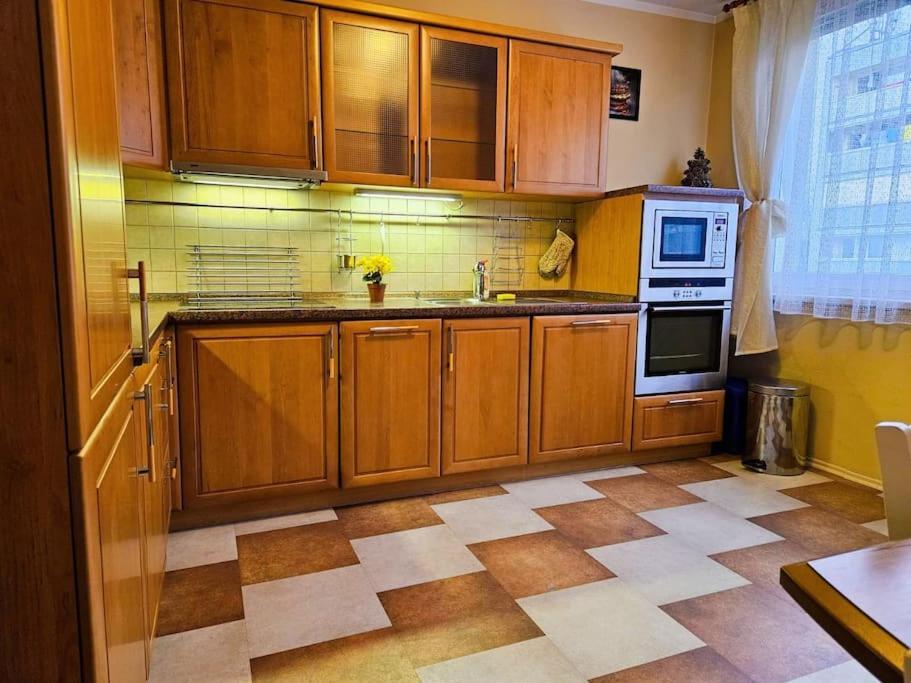 Apartamento Family For 6, 10mins To Centre, Free Parking, Quiet Location, New Furniture, Balcony *