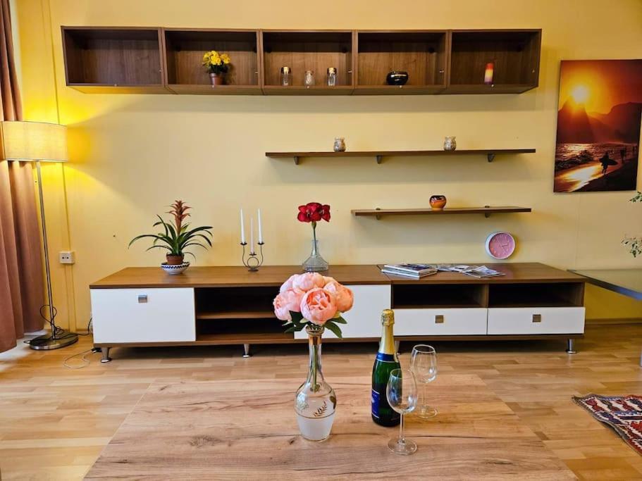 Family For 6, 10mins To Centre, Free Parking, Quiet Location, New Furniture, Balcony * Praga
