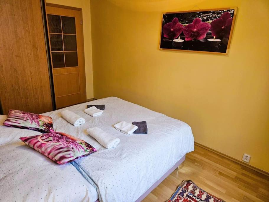 Apartamento Family For 6, 10mins To Centre, Free Parking, Quiet Location, New Furniture, Balcony