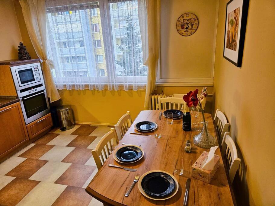 Family For 6, 10mins To Centre, Free Parking, Quiet Location, New Furniture, Balcony Praga