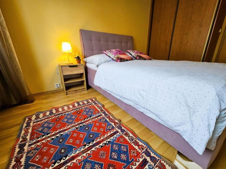 Apartamento Family For 6, 10mins To Centre, Free Parking, Quiet Location, New Furniture, Balcony *