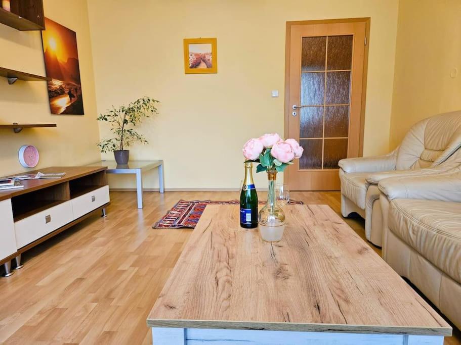 Family For 6, 10mins To Centre, Free Parking, Quiet Location, New Furniture, Balcony * Praga