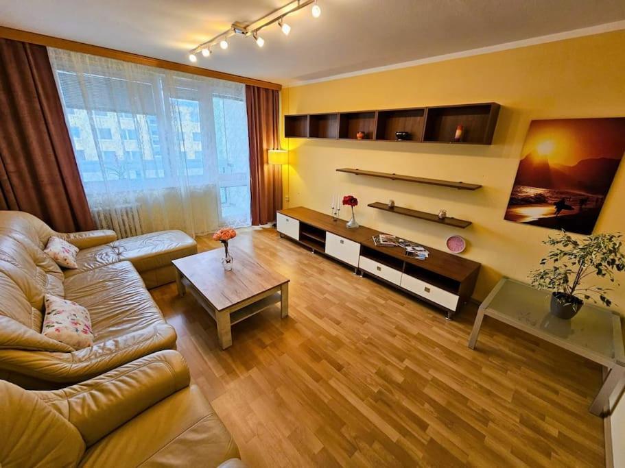 Family For 6, 10mins To Centre, Free Parking, Quiet Location, New Furniture, Balcony * Praga